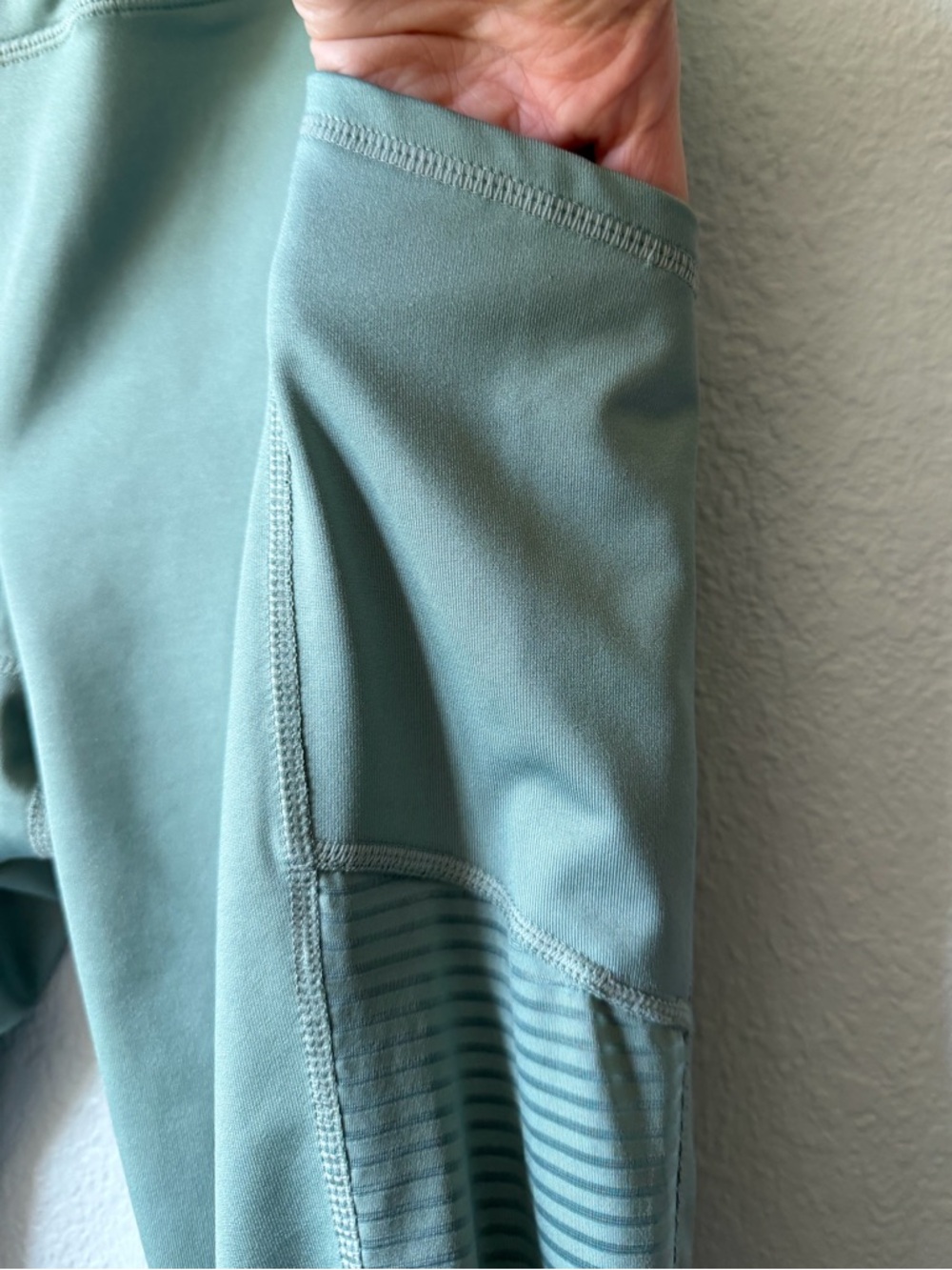Reebok Focus Capri Compression Leggings: Side Pockets, EUC, Sage Green, Large - Picture 10 of 13